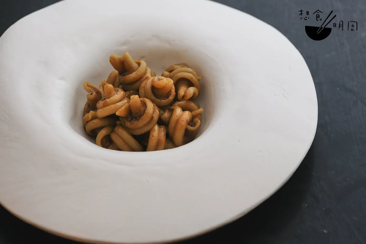 Vesuvio// Antimo藉以紀念祖母的菜式。他精選食材，用澳洲朱古力牛肋肉及蒙托羅洋葱，先慢燉十二小時，然後加進火山意粉炒香，簡單而好吃。（午市嘗味套餐之一，$780/位）