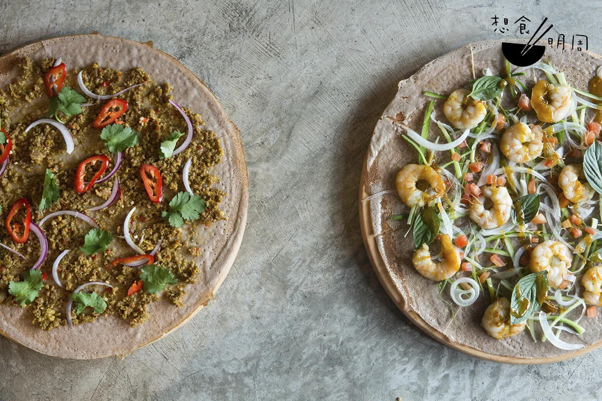 Indian（左）、Thai（右）//創新的鹹味款式共有六款。這是較受歡迎的款式，Indian以黃咖喱羊肉作主角，配紫洋蔥、紅辣椒、芫茜等；Thai則以香辣鮮蝦、香茅、青瓜、九層塔等作料。兩者同樣香惹。（$168、$178）
