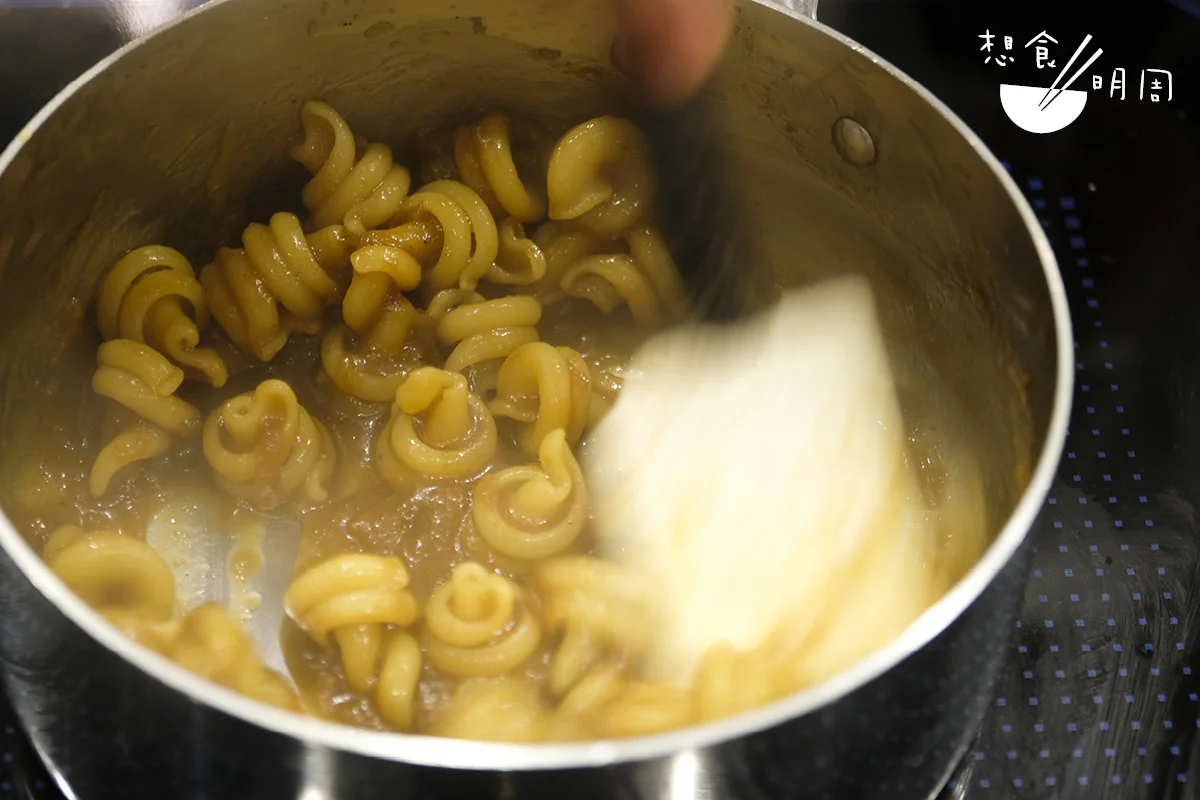 火山意粉屬短意粉，外形凸凹不平，卻正好吸住濃厚肉醬。