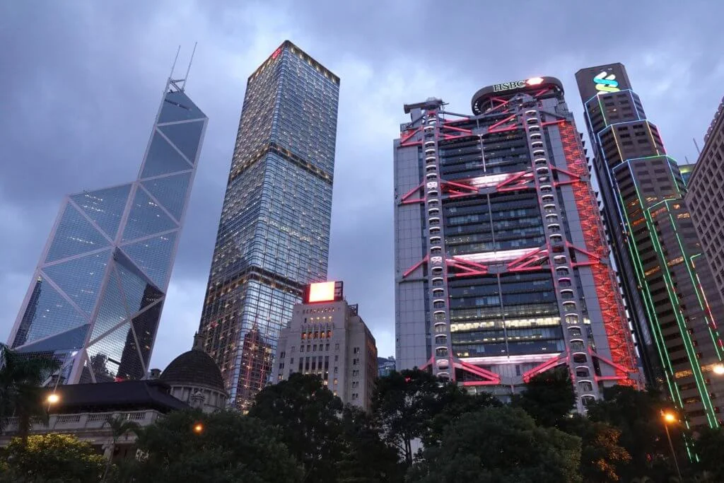 現時的香港滙豐總行大廈屬第四代建築，由Norman Foster設計，外貌深深印刻香港人心中。