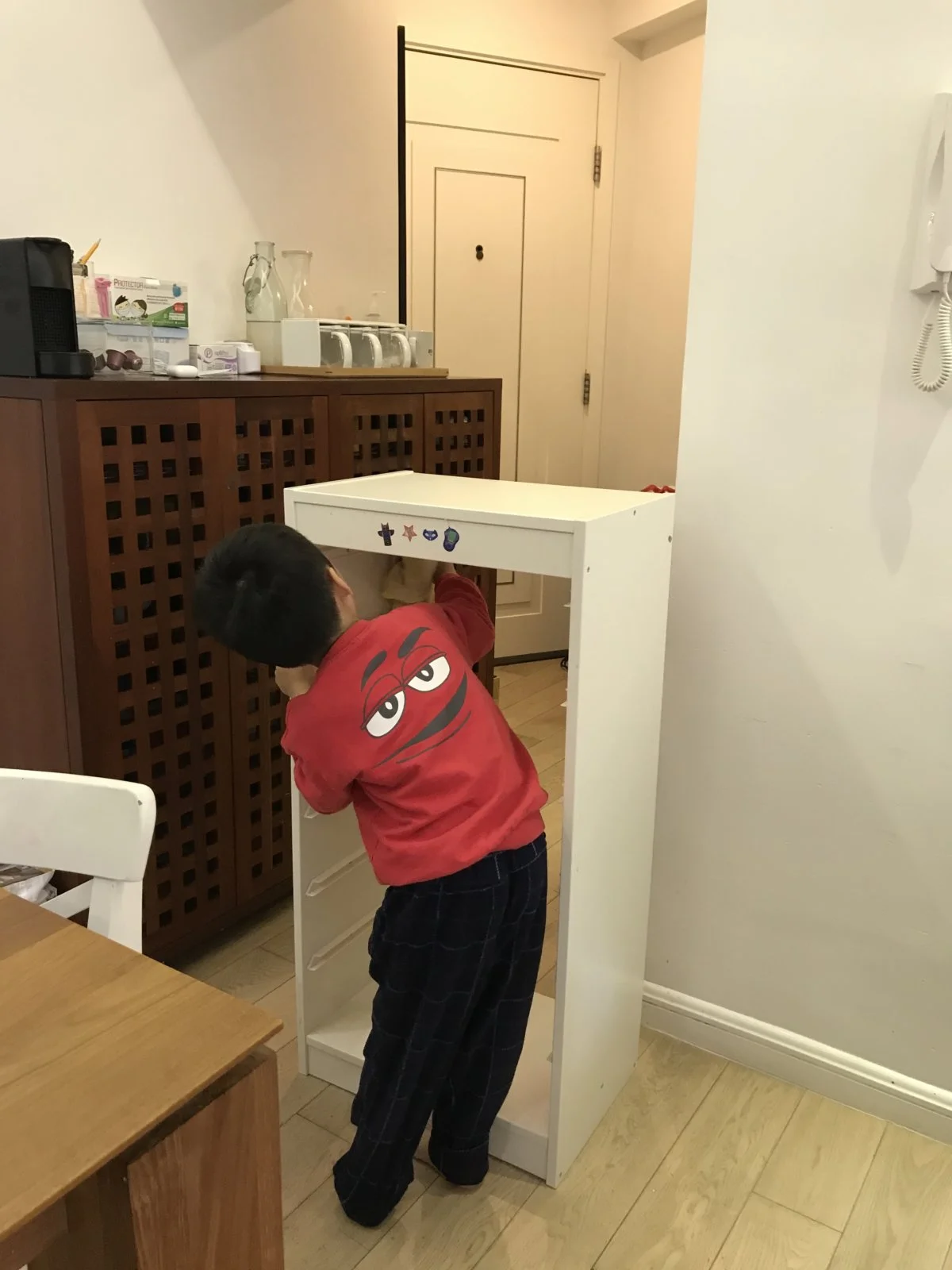 小朋友在家中參與大掃除