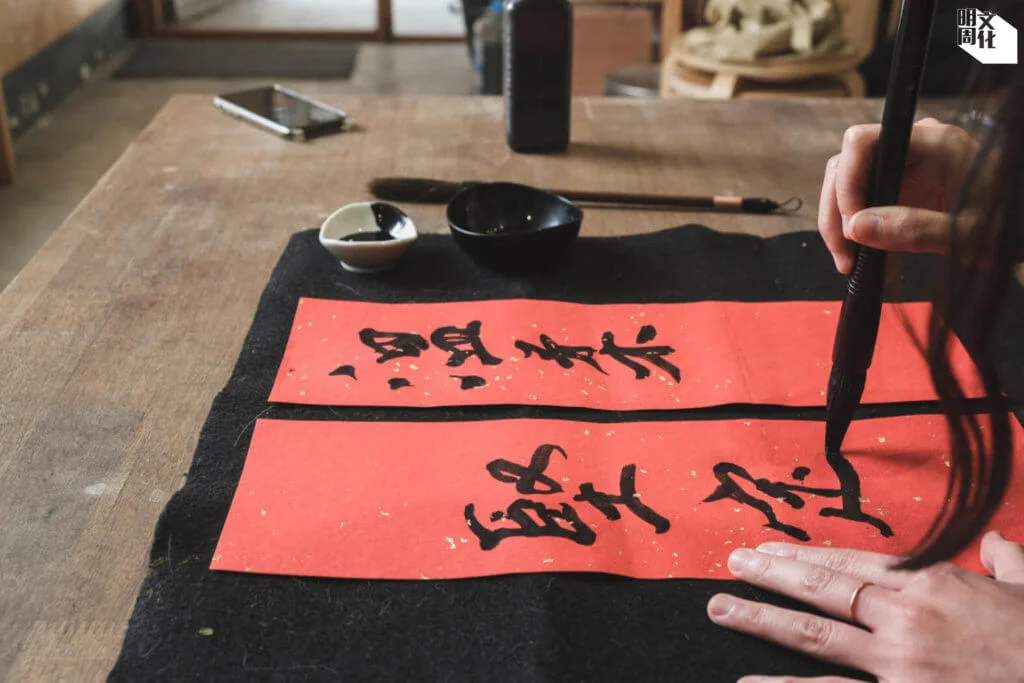 對她來說，這一刻寫書法、做月曆、做不同的創作，就是她的溫柔。