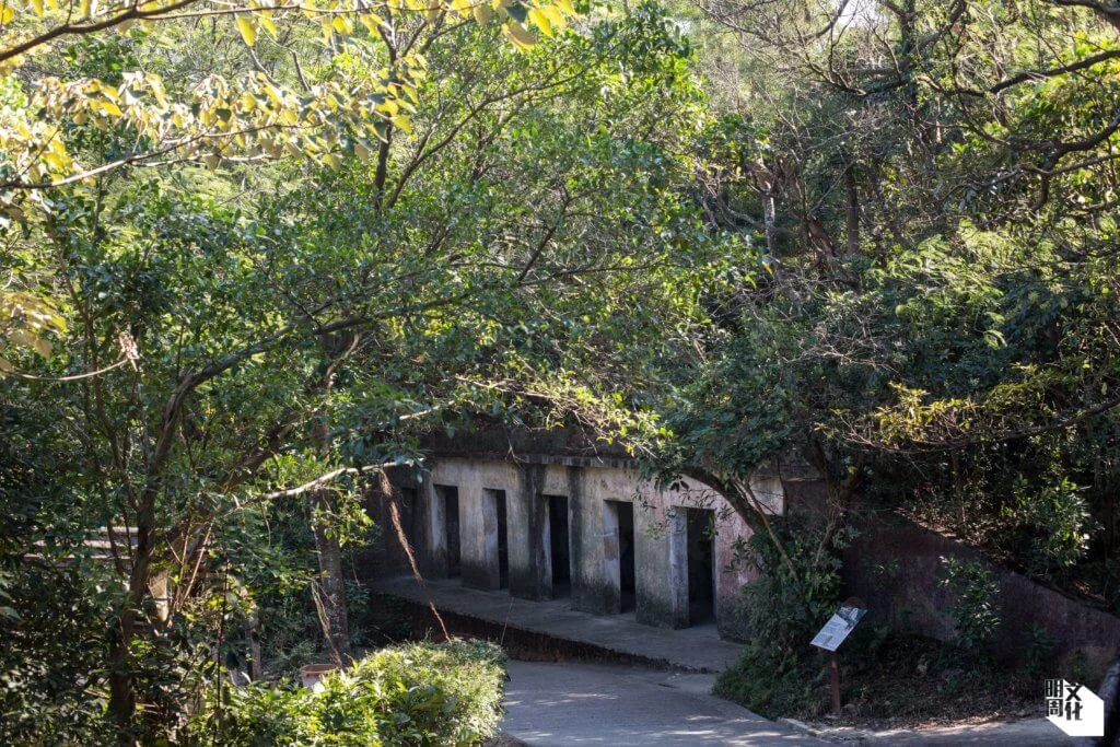 在港島龍虎山郊野公園，可見「松林廢堡」的軍事歷史遺蹟，圖為當年的守衛營房。