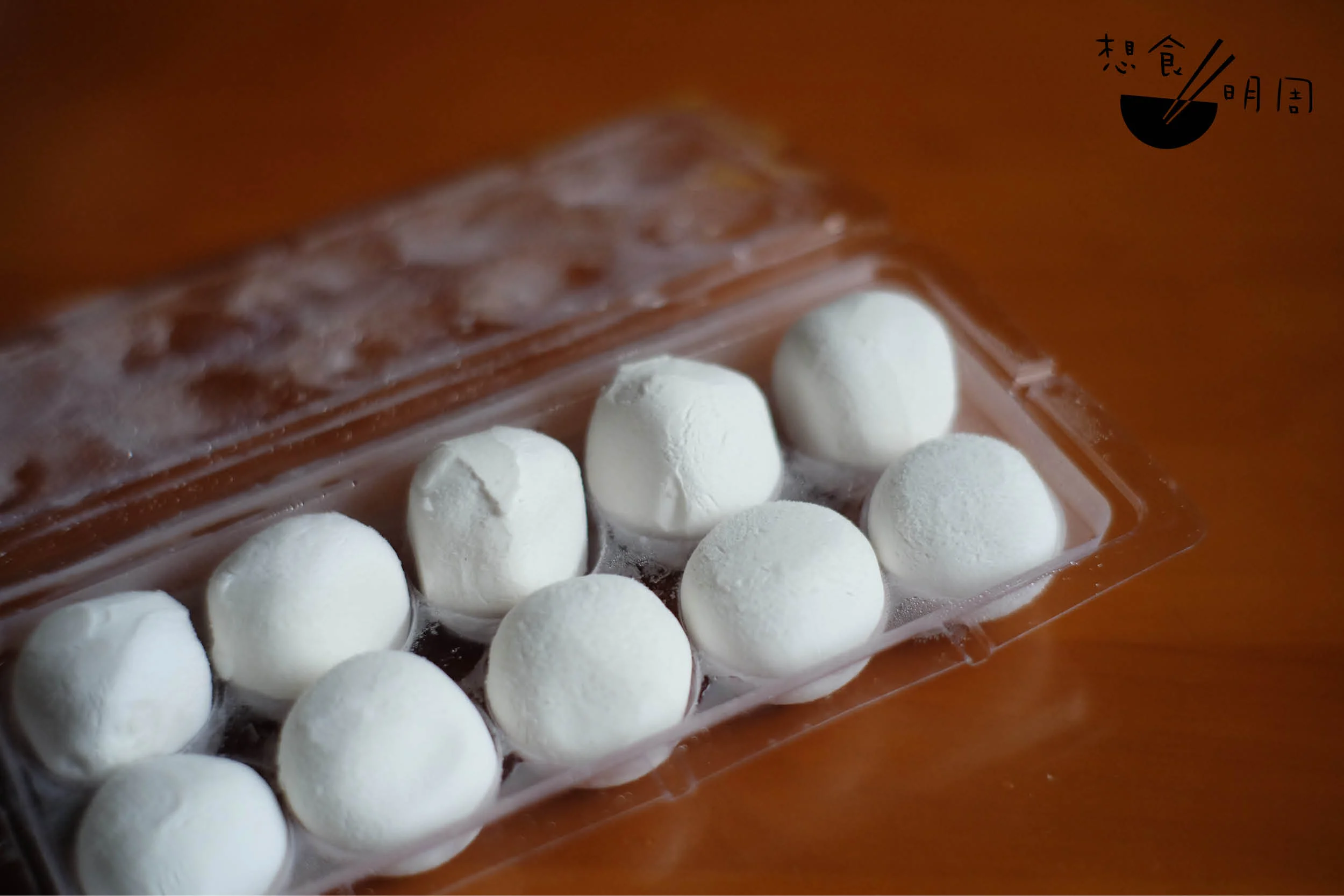 在炮台山福元湯丸門市買到的急凍湯丸,包裝較簡便,$42一盒共十粒。可選芝麻味、花生味或「兩溝」。