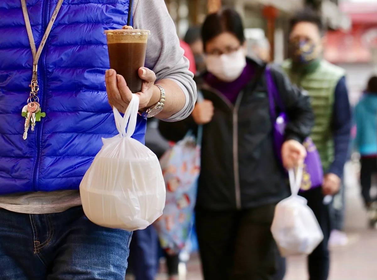 疫情影響下,多個行業受到影響,不少人為了一餐溫暖而頻撲。 (譚志榮攝)