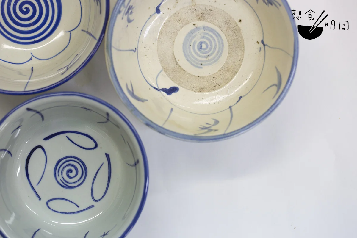 民間瓷器多隨年月由繁變簡。以葵斗碗碗心螺旋紋為例，看它從「大而密」至「小而疏」，便是最佳印證。
