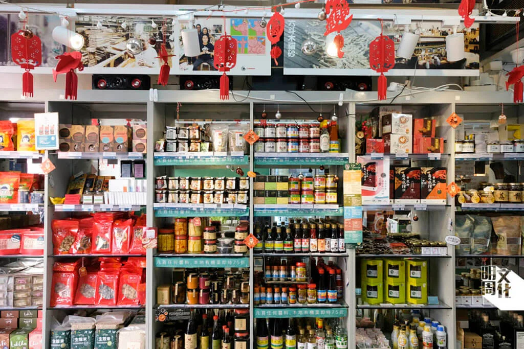 店內貨品林林總總，傳統醬料、堅果醬、自家製爆谷、手工啤，全部都是「香港製造」。 