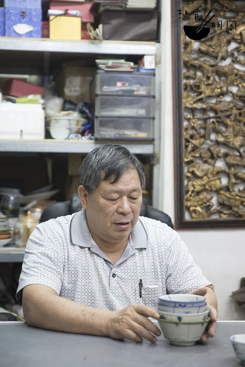 元朗「雞公碗專賣店」店主鄧偉達，對中國瓷器有濃厚興趣，曾到訪國內多處探查瓷器身世。 