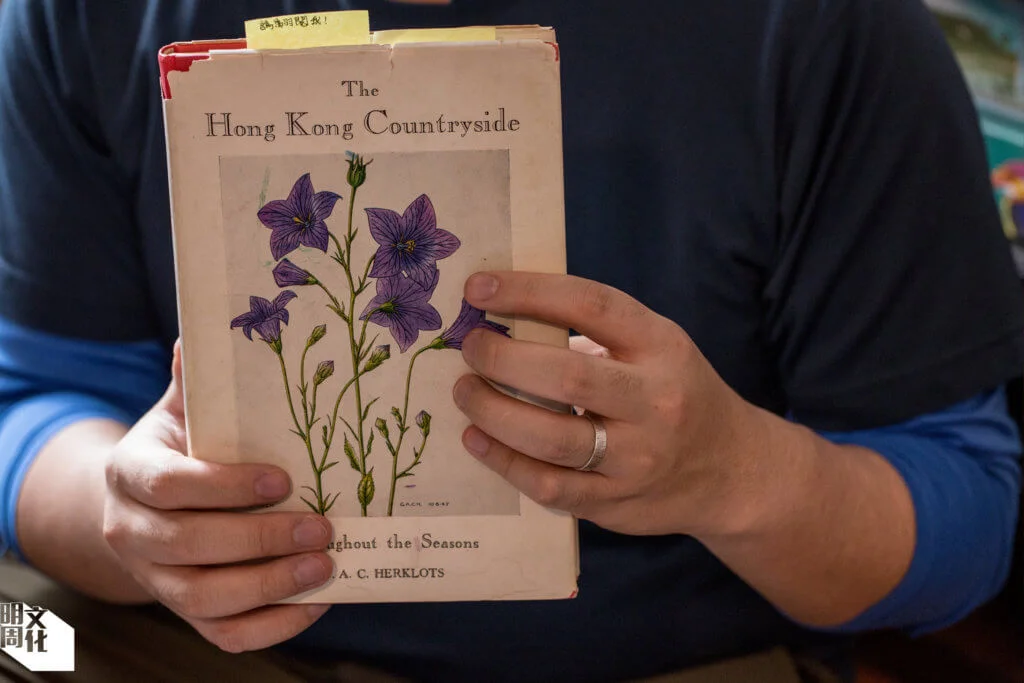 在一九五一年出版的Hong Kong Countryside Throughout the Seasons中，香樂思用「歲時記」方式記錄了在港生活二十載的野外觀察日誌。（中譯本為《野外香港歲時記》）