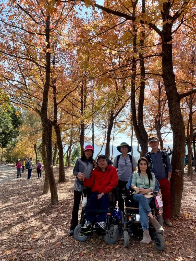 他們舉辦無障礙山野體驗，與輪椅使用者一同遊覽郊野公園，享受大自然。