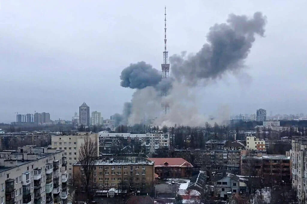 This handout picture released on the Facebook page of the Ukrainian Interior ministry  on March 1, 2022 show the smoke after a missile attack targeting the Ukrainian capitals television centre in Kyiv. (Photo by UKRAINIAN INTERIOR MINISTRY PRESS SERVICES / AFP) / RESTRICTED TO EDITORIAL USE - MANDATORY CREDIT "AFP PHOTO / Facebook account of the Ukrainian Interior Ministry" - NO MARKETING - NO ADVERTISING CAMPAIGNS - DISTRIBUTED AS A SERVICE TO CLIENTS