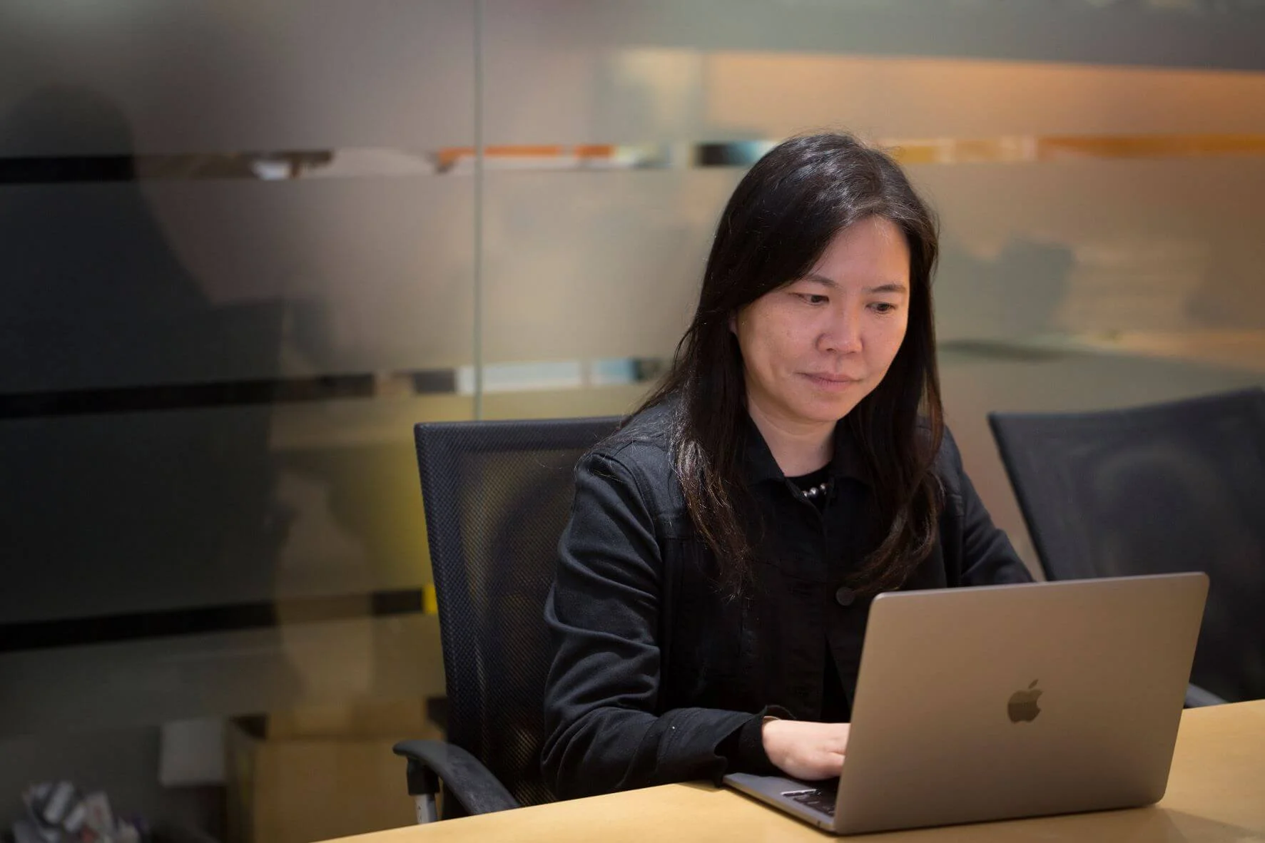 近年社工經常進行網上外展服務，希望接觸並幫助更多服務對象。