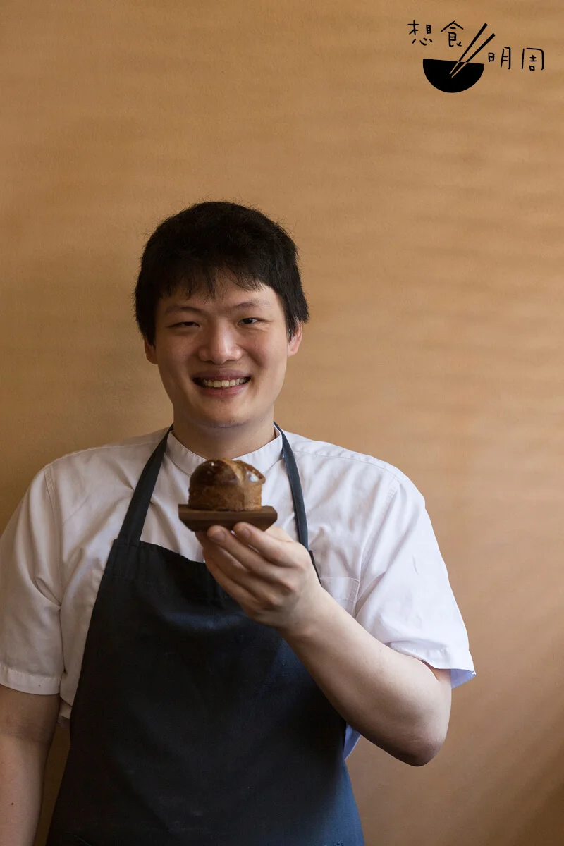 年輕新加坡主廚Barry Quek自認是「愛包之人」。他手裏的黑果牛油麵包，正是他研發三個月的得意之作。