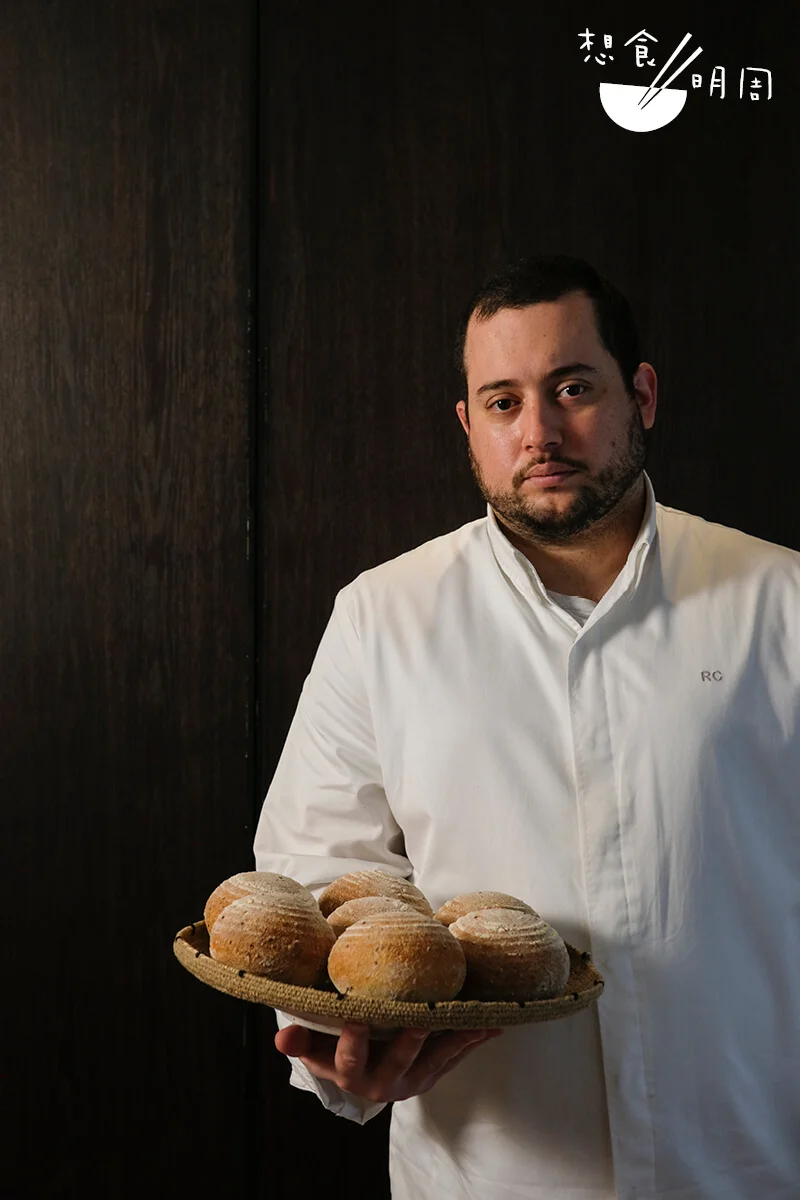 問Ricardo 在哪家餐廳吃過最好的麵包，他認真想了數秒後回答：「就是我現在手裏捧着的！」