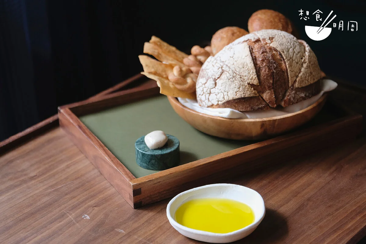 Estro的迎賓麵包盤陣容鼎盛，除了最基本的酸種麵包，更可吃到自家製的薯仔Focaccia及Taralli。佐麵包的則有水牛牛油及四款單品橄欖油。（午市嘗味套餐之一，$780/位）