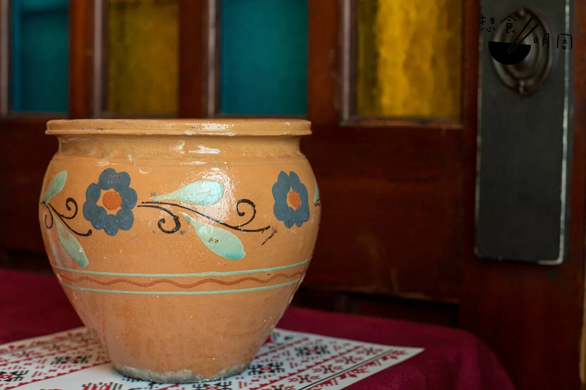Victoria母親的收藏陶瓷湯壺。她說，當地家庭都會用這種陶壺盛湯。