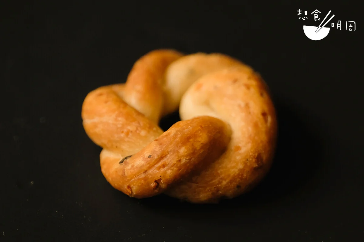 Taralli（豬油胡椒脆酥），店家特意做成迷你版，倍感精緻。Antimo憶述，南意街頭的都大得多了。