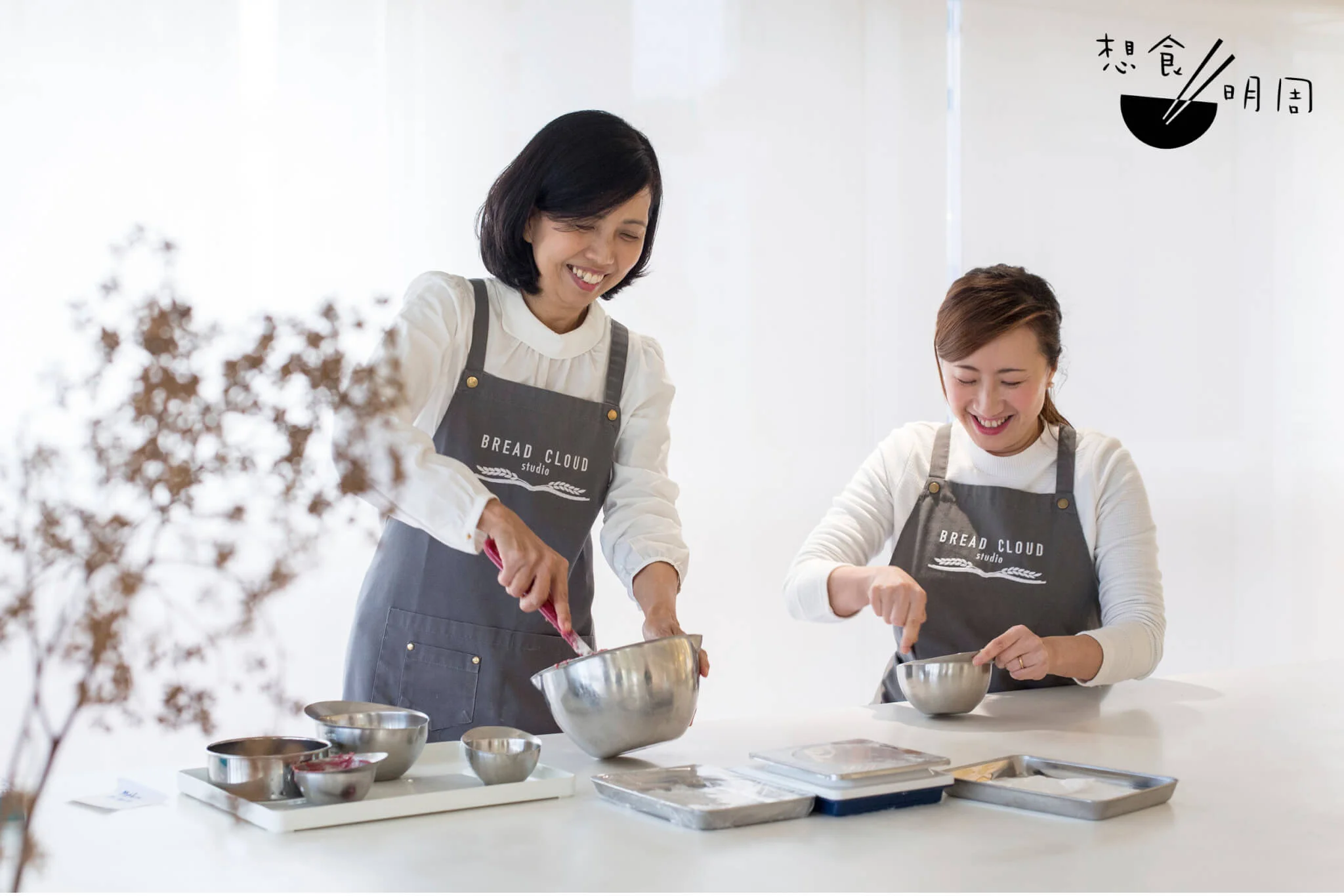 Sarah(右)鑽研歐日麵包多年,六年前開設Bread Cloud Studio教授各類包點製作,當中包括虎紋包。Ginny(左)則是工作室的導師之一,主要負責教授蜜瓜包。