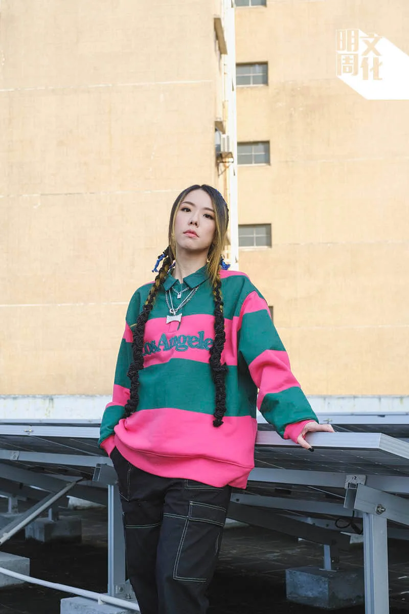 J.Arie（藝名雷深如，原名雷琛瑜），1989年生， 大學修讀法律，但畢業後不理父母反對，選擇歌手出道，2019年尾成為獨立歌手，自資製作歌曲， 包括最近專輯《Perfectly Guilty》。