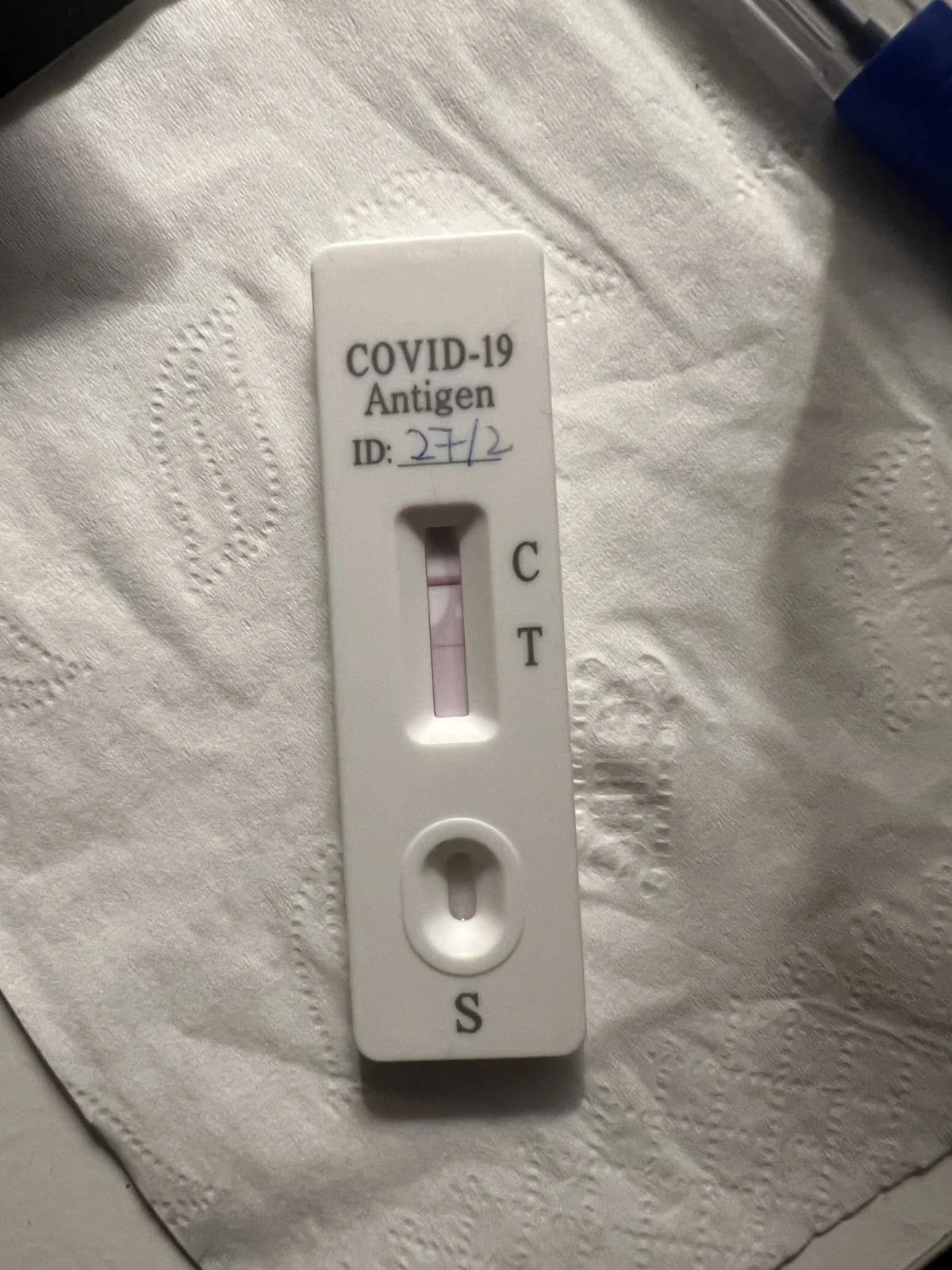 家中最先發病的是大兒子,第一天出現高燒、 喉痛、嘔吐等徵狀。