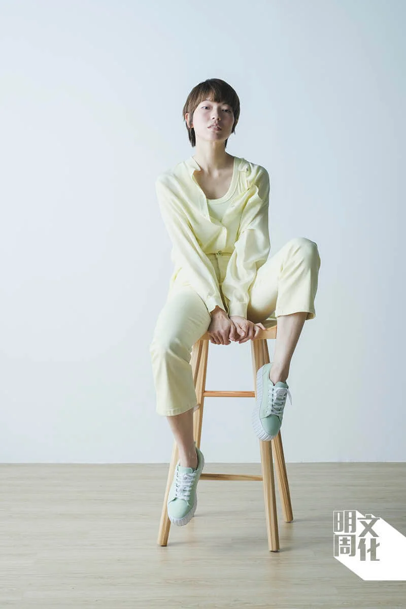 Ling演出經驗豐富，身材高䠷，多才多藝。她除了做模特兒工作，也參與舞台劇、舞蹈及藝術表演。