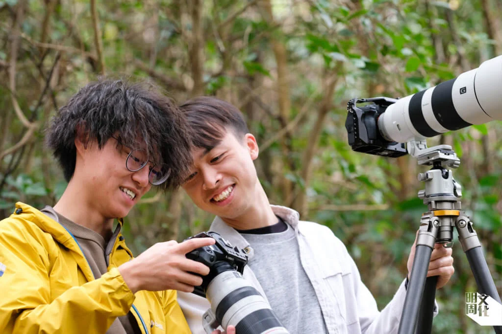 影像製作出身的Dennis（左），近年投身生態影像製作，邊做邊努力學習生態知識。 