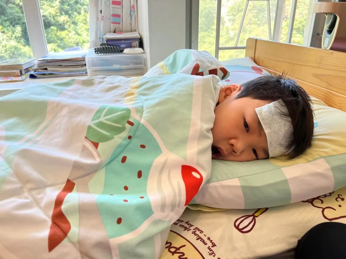 小人兒在哥哥病發三天後高燒,但當時檢測仍呈陰性。