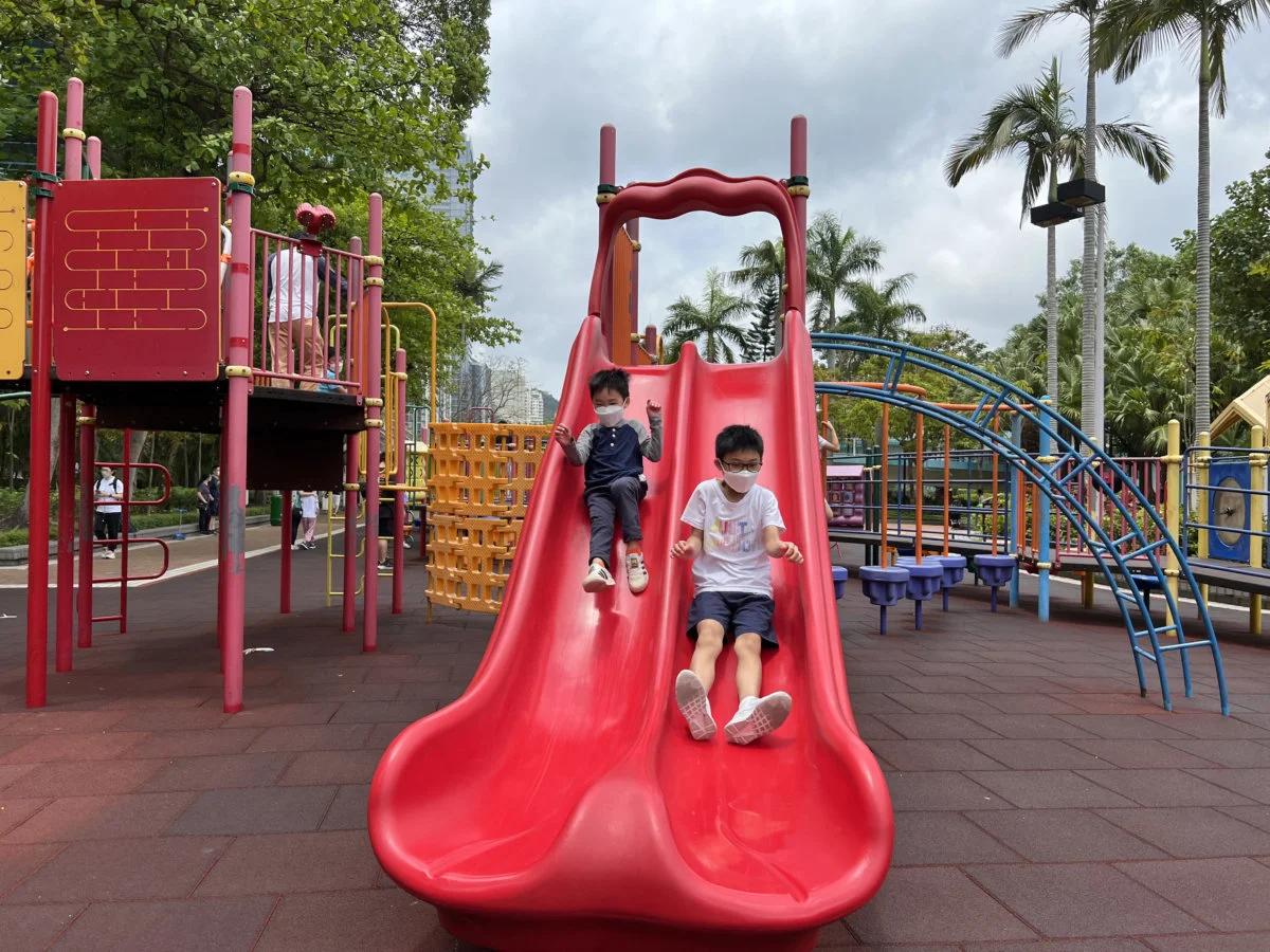 公園終於在開學前一周重新，小朋友們把握機會，在暑假尾聲盡情玩樂。