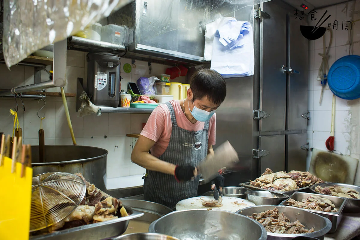 開店二十年以來，由選材、清洗、燜煮、熬湯等，店主黃先生一直親力親為，贏得不少口碑。奈何他近年受疫情及傷患夾擊，不得不放棄結業。