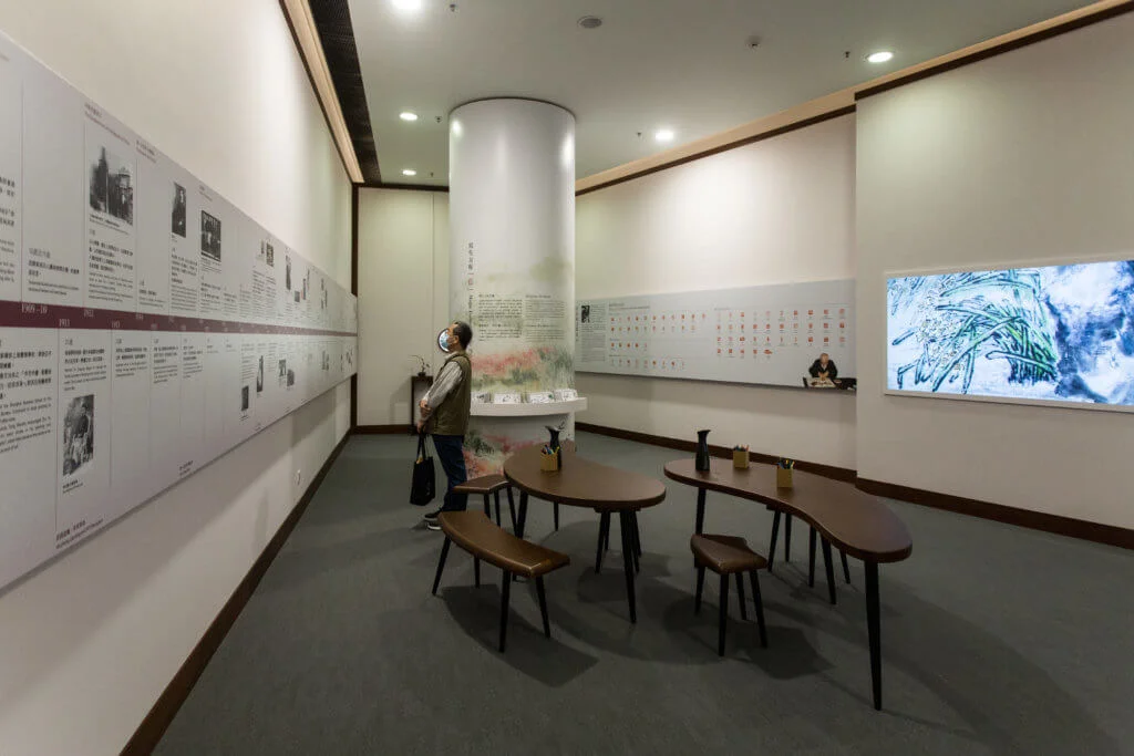 展場內的教育活動室可供參觀者了解朱屺瞻一生的年表，以及體驗填色作畫的樂趣。