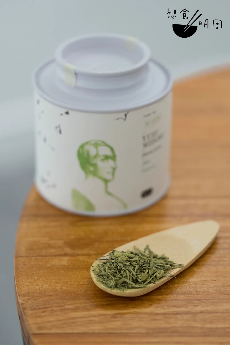 日本柚子綠N°328// Paper & Tea的茶葉多為有機出品。此拼配茶用有機日本綠茶、莖茶、抹茶粉、日本柚子果皮混合而成，香氣清爽自然，很適合作冰泡茶。（$360/罐）