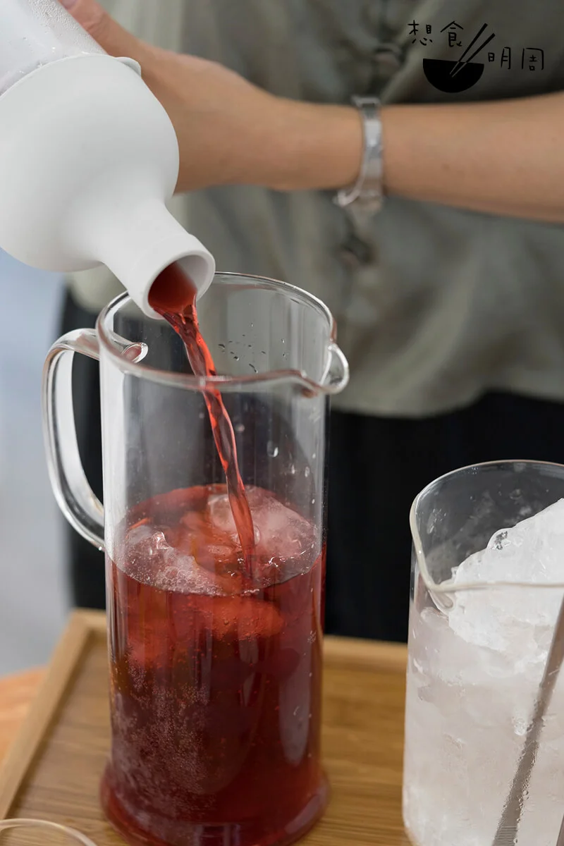花茶也能做成冰的，就像這款「莓果盛典」，用洛神花、蘋果、玫瑰花瓣、黑加侖子等調配。（$180/盒）
