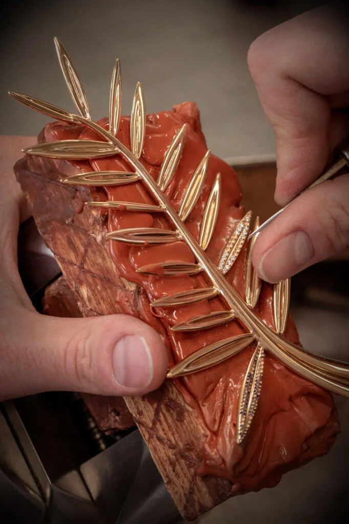 珠寶工匠在棕櫚枝兩片葉子分別鑲嵌25和75顆鑽石,象徵雙重慶典。