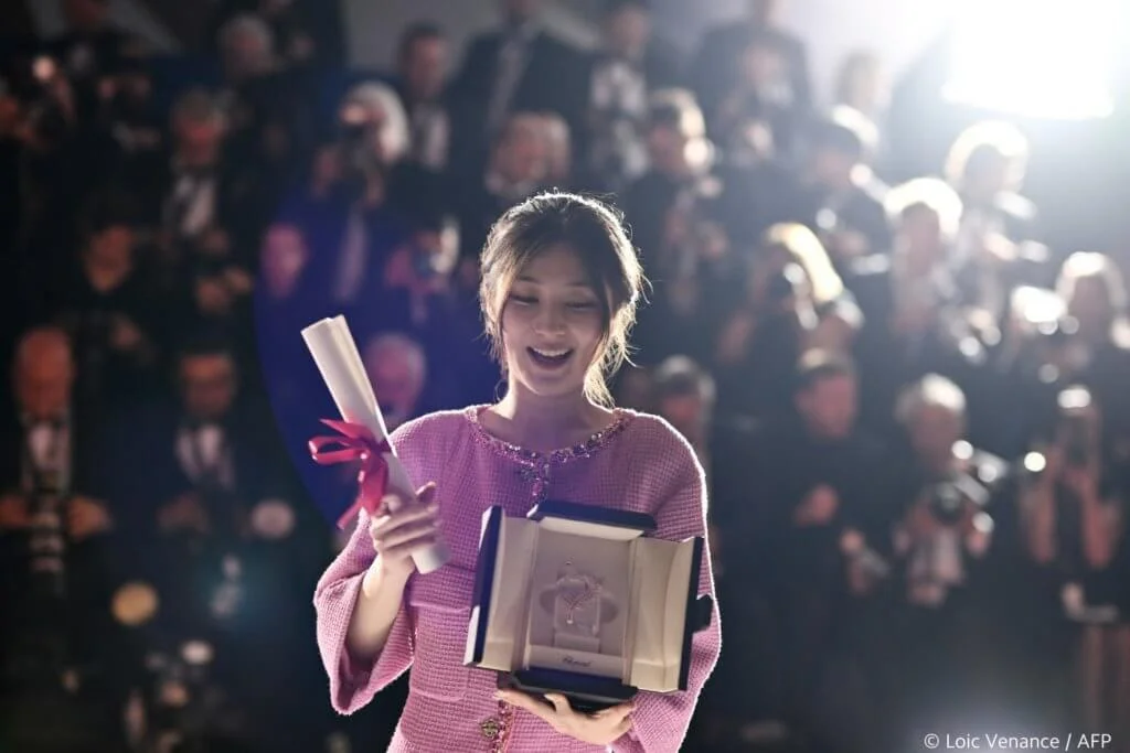 中國女導演陳劍瑩憑《海邊升起一座懸崖》榮獲最佳短片獎。(圖片來源:FB@festivaldecannes)