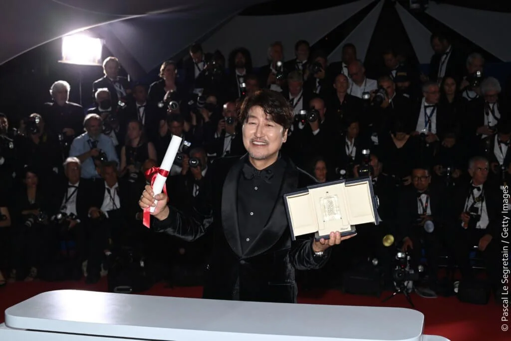 韓國影星宋康昊首奪康城影展影帝。（圖片來源：FB@festivaldecannes）