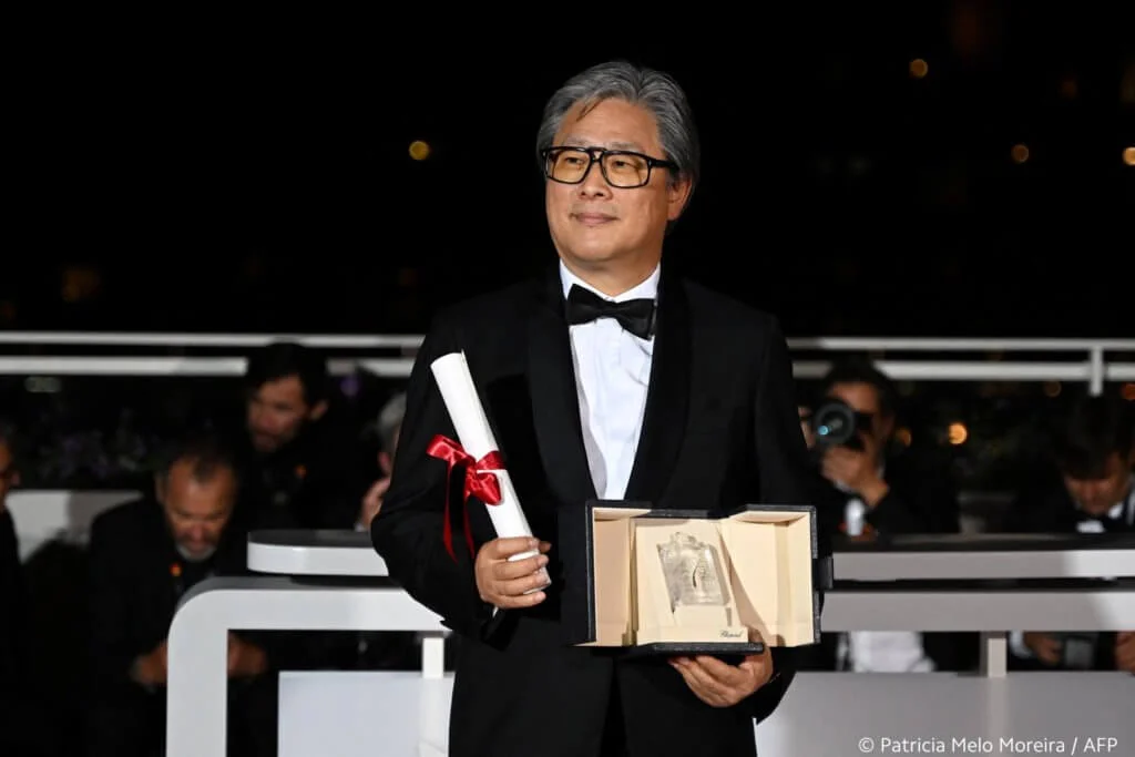 韓國導演朴贊郁憑《分手的決心》奪得最佳導演獎。（圖片來源：FB@festivaldecannes）