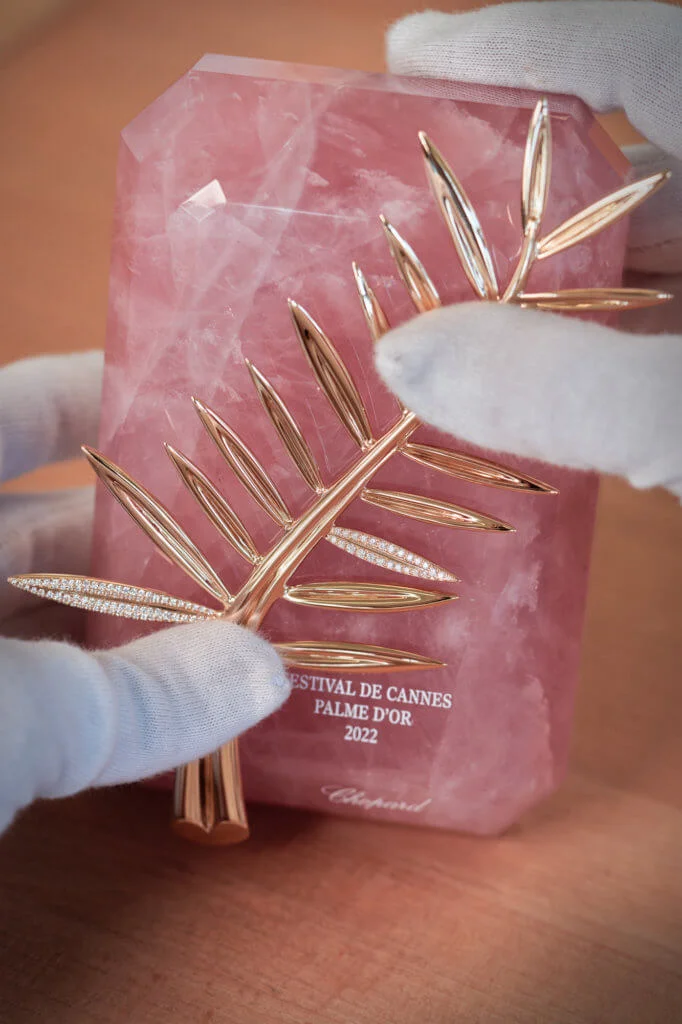 工匠將棕櫚枝鑲在玫瑰石英底座上。