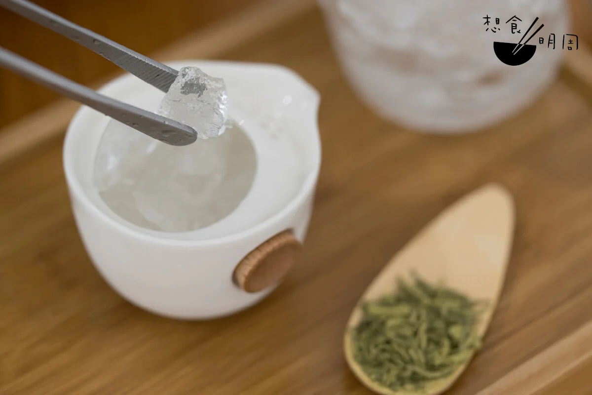 做冰泡茶，首先將冰粒置於壺底。