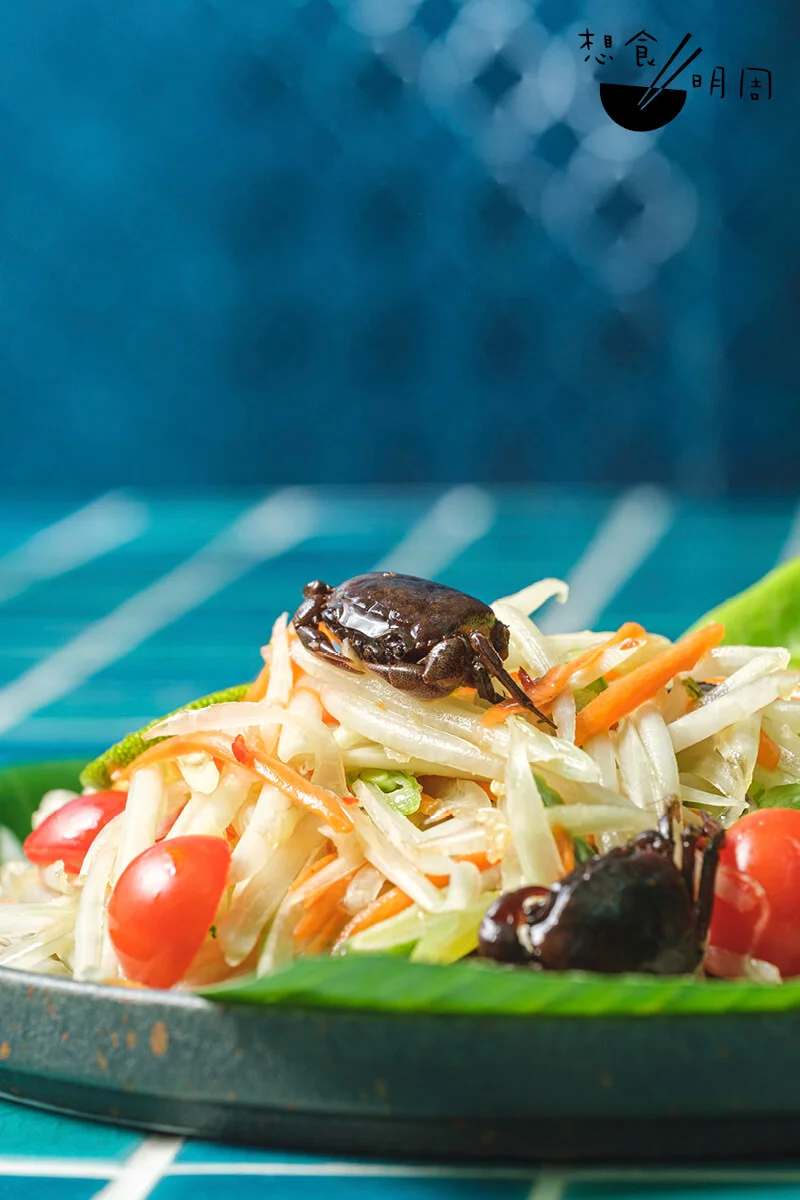 醃蟹仔青木瓜沙律// 不說不知，泰國餐廳常見的青木瓜沙律正源自伊善地區。不過Jan指出，當地人多配醃蟹仔、鹹蛋等同吃，讓鹹味更凸出。（$88）
