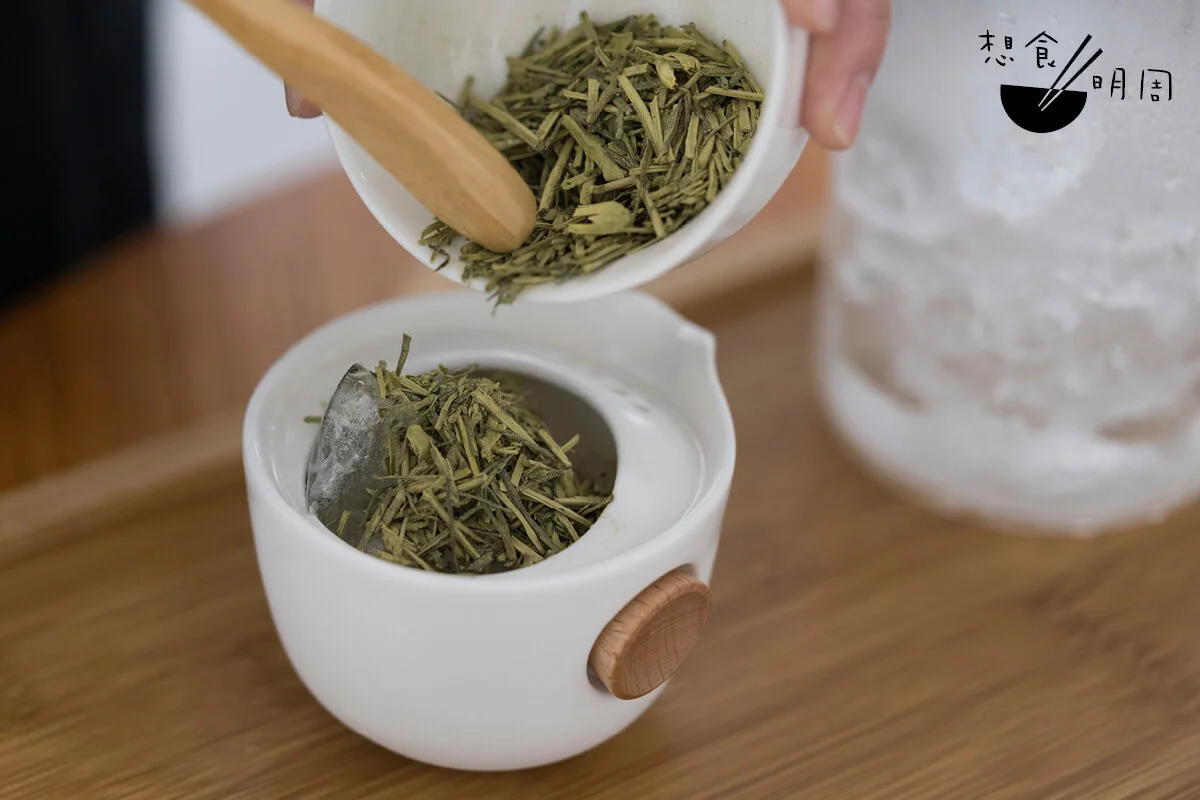 然後將綠茶茶葉均勻地鋪在冰粒上。