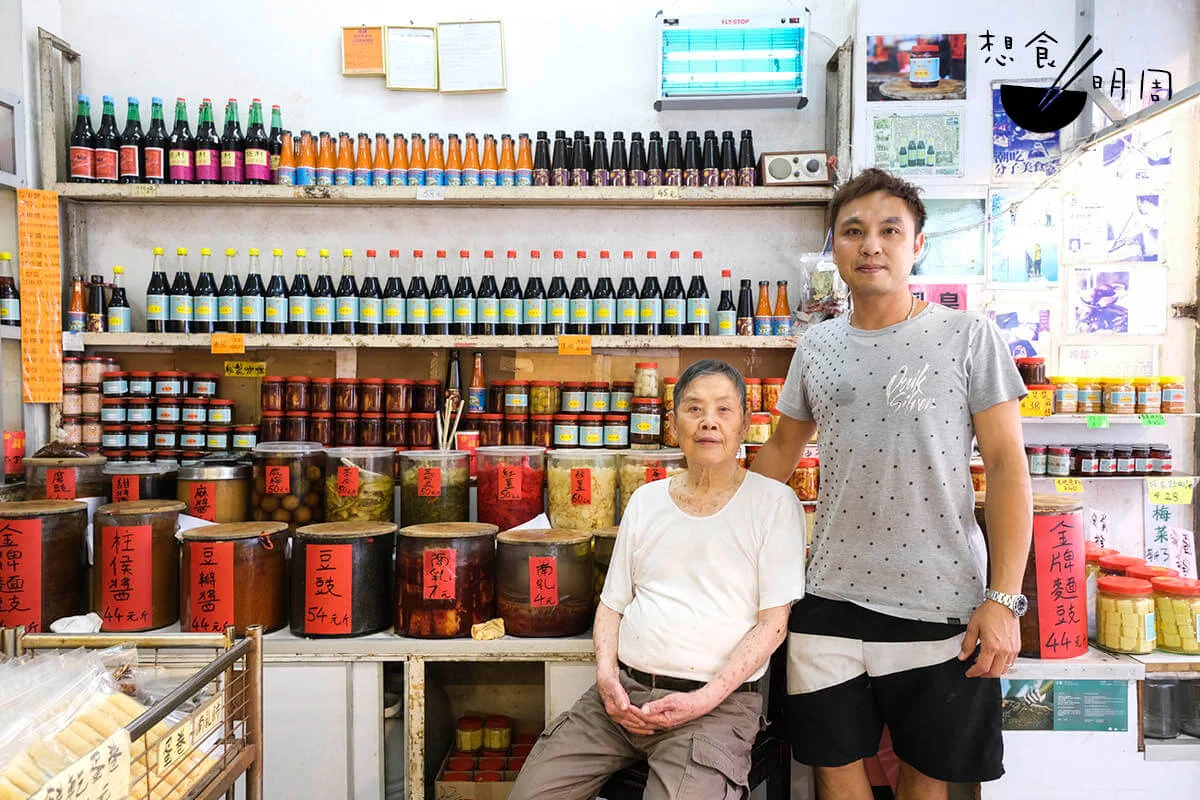 周浩濤（Billy，右）與叔叔，現時多留守店舖，指導客人如何把醬料做成美味菜式。