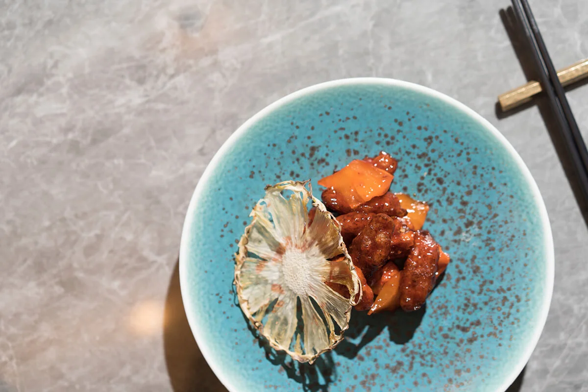 貴妃咕嚕肉 // 周世韜在唐述端出的咕嚕肉版本，由形至味都嘗試突破傳統。選西班牙豬頸肉，肉感爽口，並預浸在老陳皮水之中，使果皮香滲入肉件之內。至於咕嚕芡，除了有山楂、番茄汁、片糖、冰糖等傳統汁醬外，還加入陳皮粒，為甜酸汁增添陳化的果香。在菠蘿乾的伴隨之下出場，他形容這是Modern Classic的咕嚕肉。（$268）