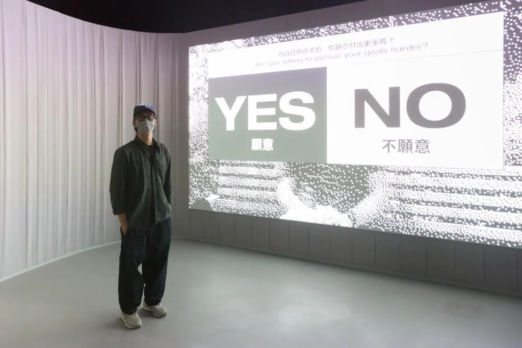 平面設計師梁子峰與其混合媒介裝置作品《1982》，探討四十不惑。