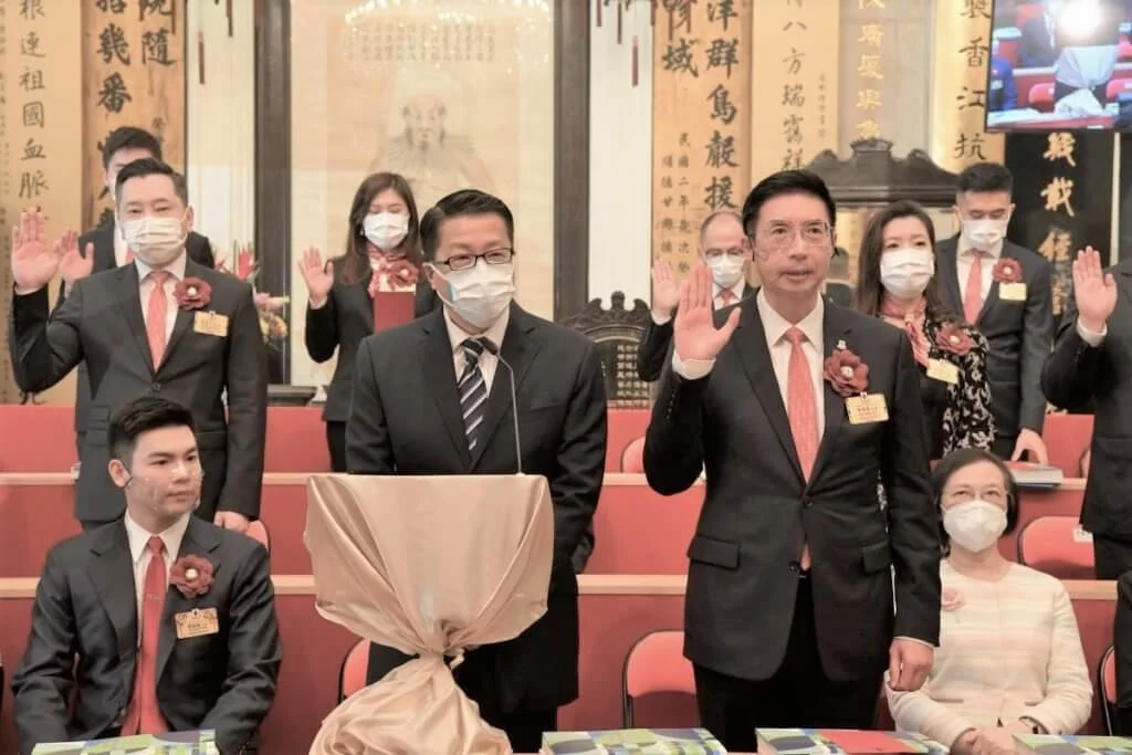 東華三院壬寅年董事局主席馬清揚聯同其他董事局成員宣誓就職。