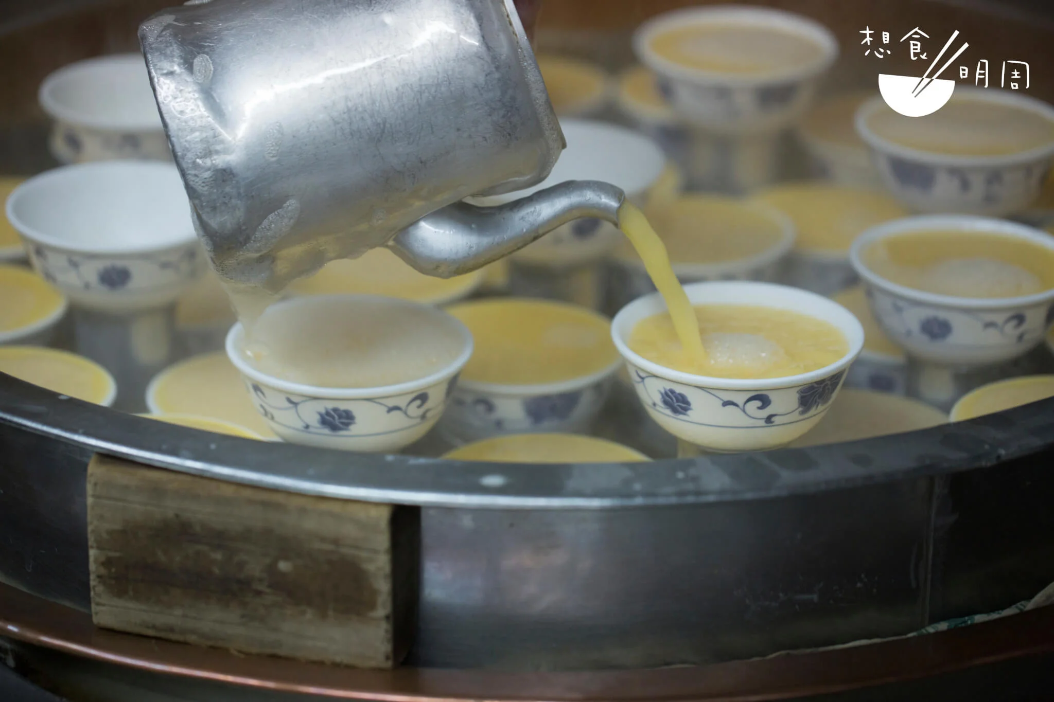 香滑燉雞蛋。香滑的秘技在於細心,師傅會在放涼前,逐碗舀走泡沫。