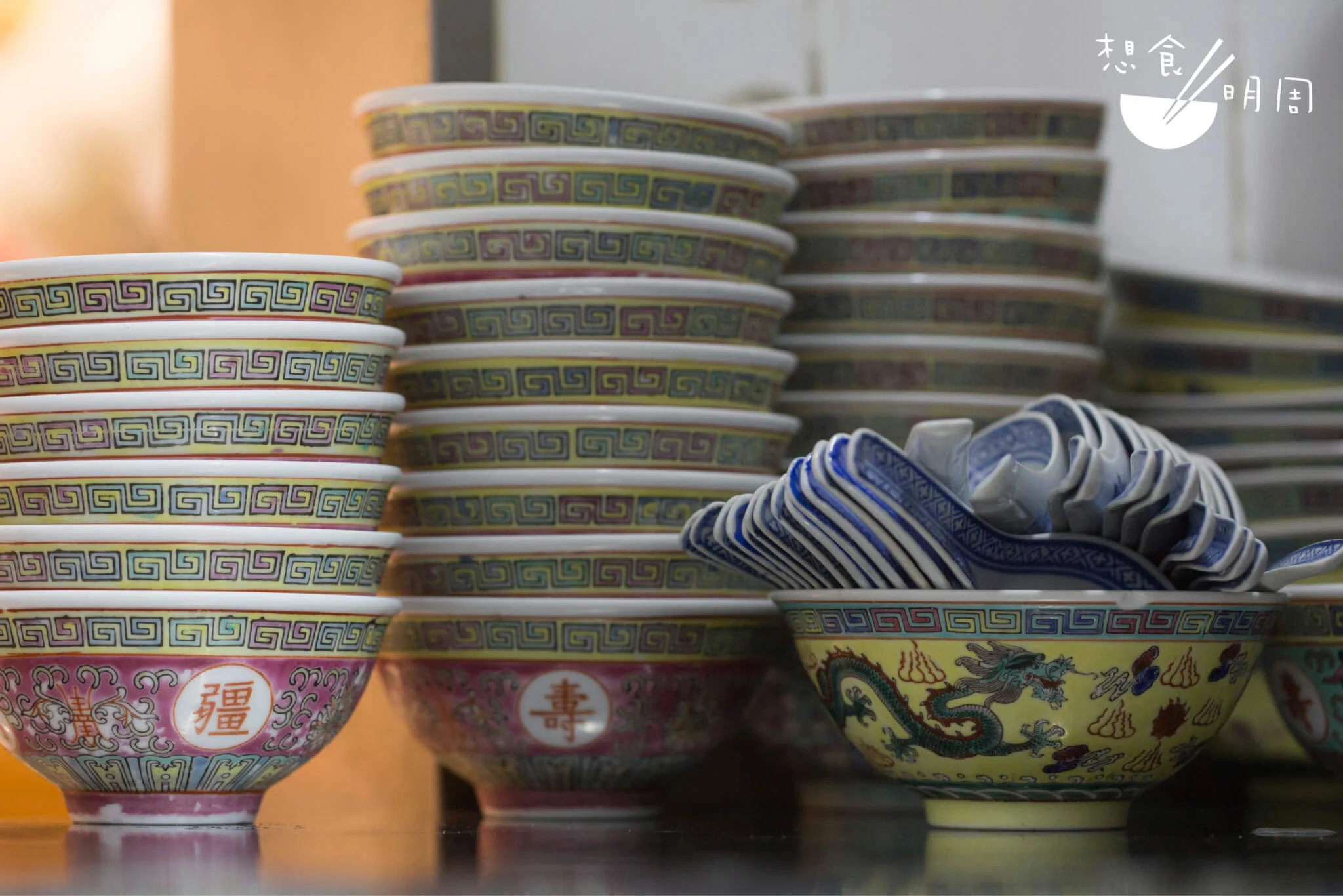 用紅、黃萬壽碗，是源記的其中一個特色。碗子主要用來盛蓮子蛋茶及杏仁露。