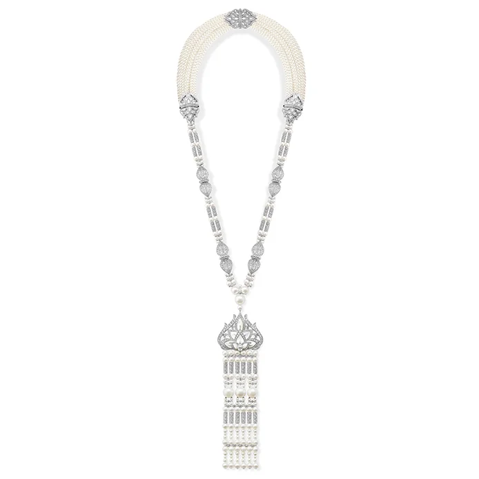 new maharani nacre 項鍊，鑲嵌 1 顆重達 0.71 克拉的鑽石，鋪鑲鑽石、天然水晶和 珍珠母貝和珍珠 。