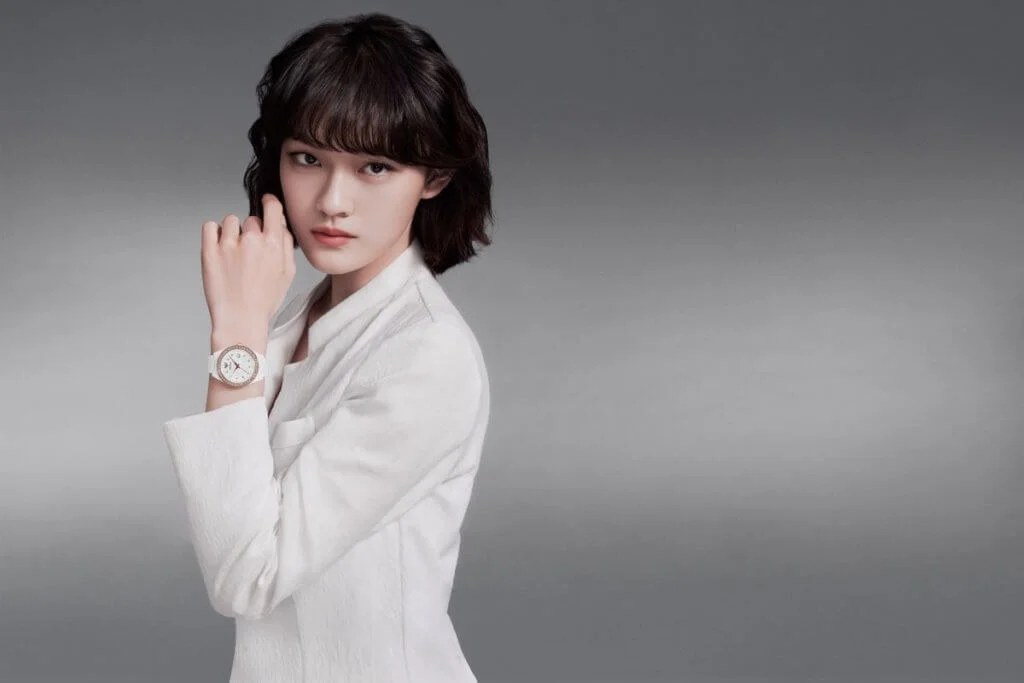台灣金馬獎最佳女配角得主文淇，佩戴Emporio Armani玫瑰金色及白色陶瓷腕錶，展現出女性果敢和自信的一面。