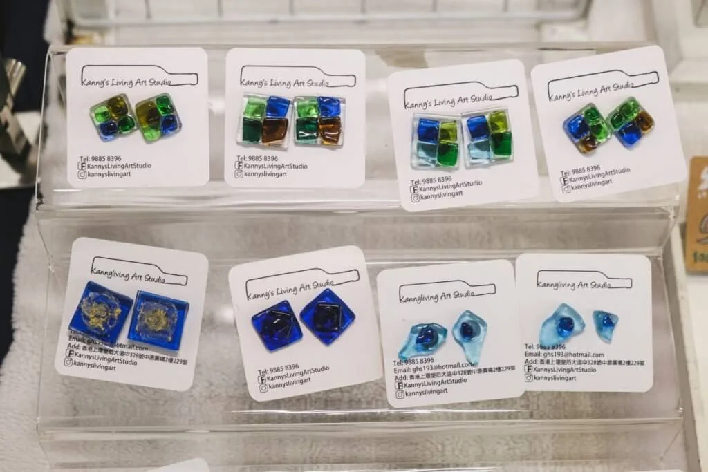 用法國酒瓶玻璃製成的耳環首飾，環保實用。