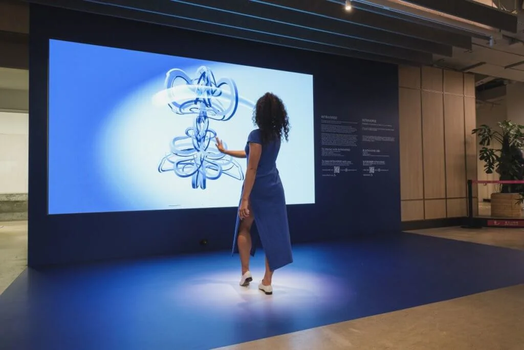 互動數碼藝術裝置Intraverse結合虛擬現實和舞蹈，可根據觀眾的動作作出反應。